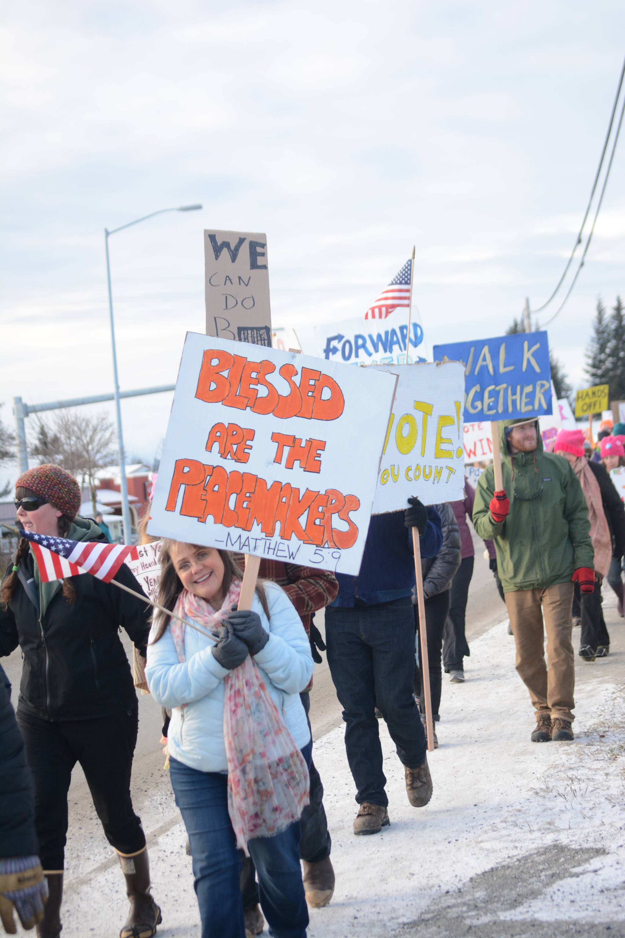 A line of protesters curves along Pioneer Avenue in the Homer March for Women on Saturday. About 700 people walked in the march along Pioneer Avenue on Jan. 20, 2018, in Homer, Alaska. The group of marchers extended from Main Street to Kachemak Way. (Photo by Michael Armstrong/Homer News)