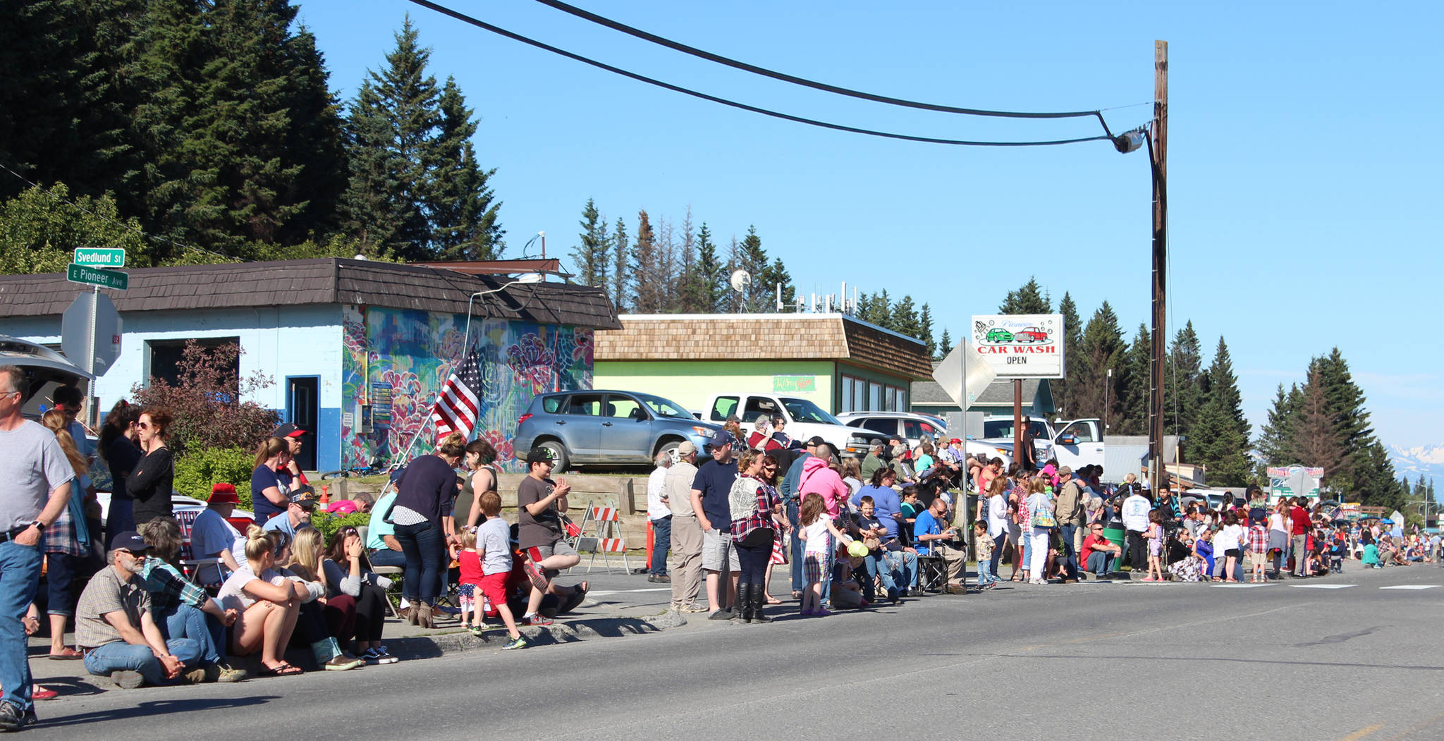 Homer area families line Pioneer Avenue in anticipation of this year’s Independence Day parade Wednesday, July 4, 2018 in Homer, Alaska. (Photo by Megan Pacer/Homer News).