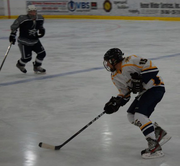 Homer’s JJ Sonnen moves the puck during the Mariners’ Nov. 11 game against the SoHi Stars.
