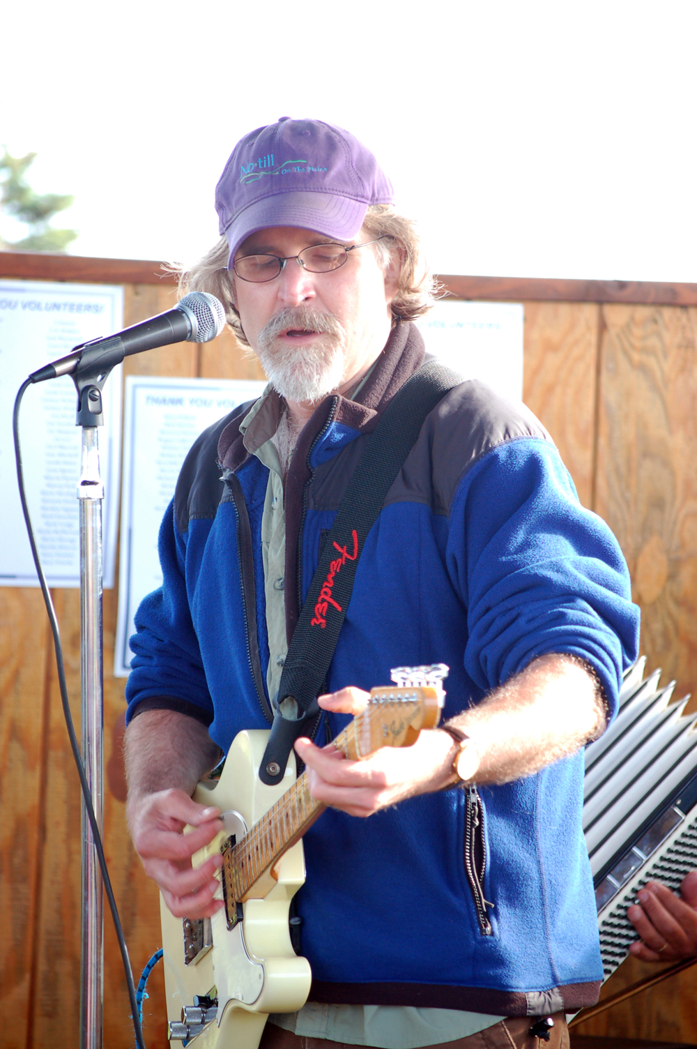 Scientist, author and musician David Montgomery plays at Cook Inletkeeper’s Splash Bash on July 31.-Photo by Michael Armstrong, Homer News