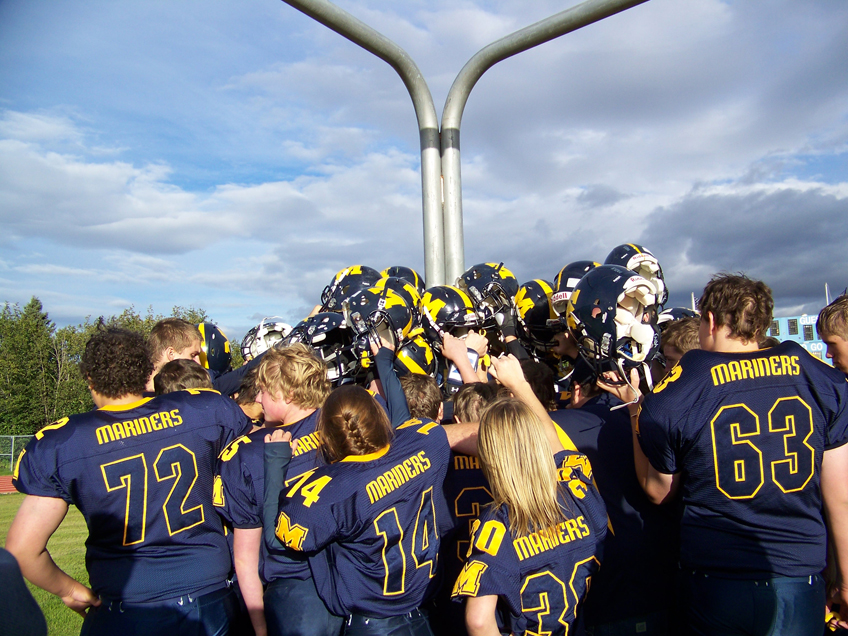 With the seniors in the center, the Mariner football team gathers around the goal post after Saturday’s homecoming game against the Lathrop Malemutes.-Photo by McKibben Jackinsky,  Homer News