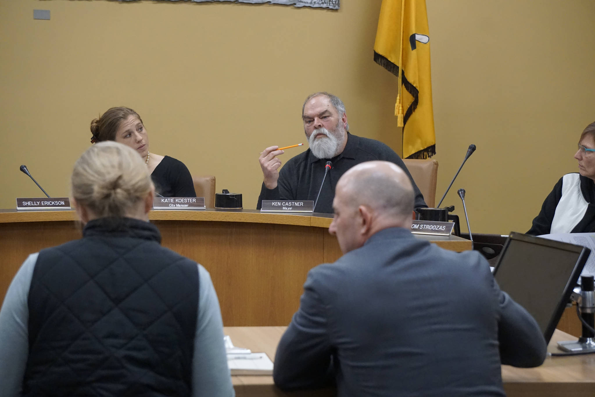 Homer Mayor Ken Castner, center, questions ENSTAR Natural Gas officials Lindsay Hobson, left, foreground, and David Bell at the Feb. 11, 2019 Homer City Council meeting in Homer, Alaska. (Photo by Michael Armstrong/Homer News)