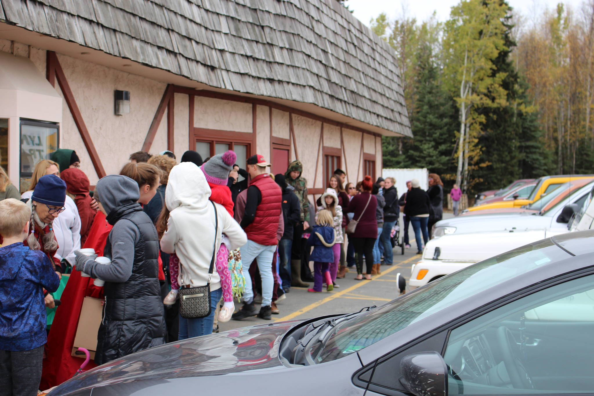 Brian Mazurek / Peninsula Clarion                                The line outside of the Moose Is Loose can be seen Saturday on the popular bakery’s last day of business.