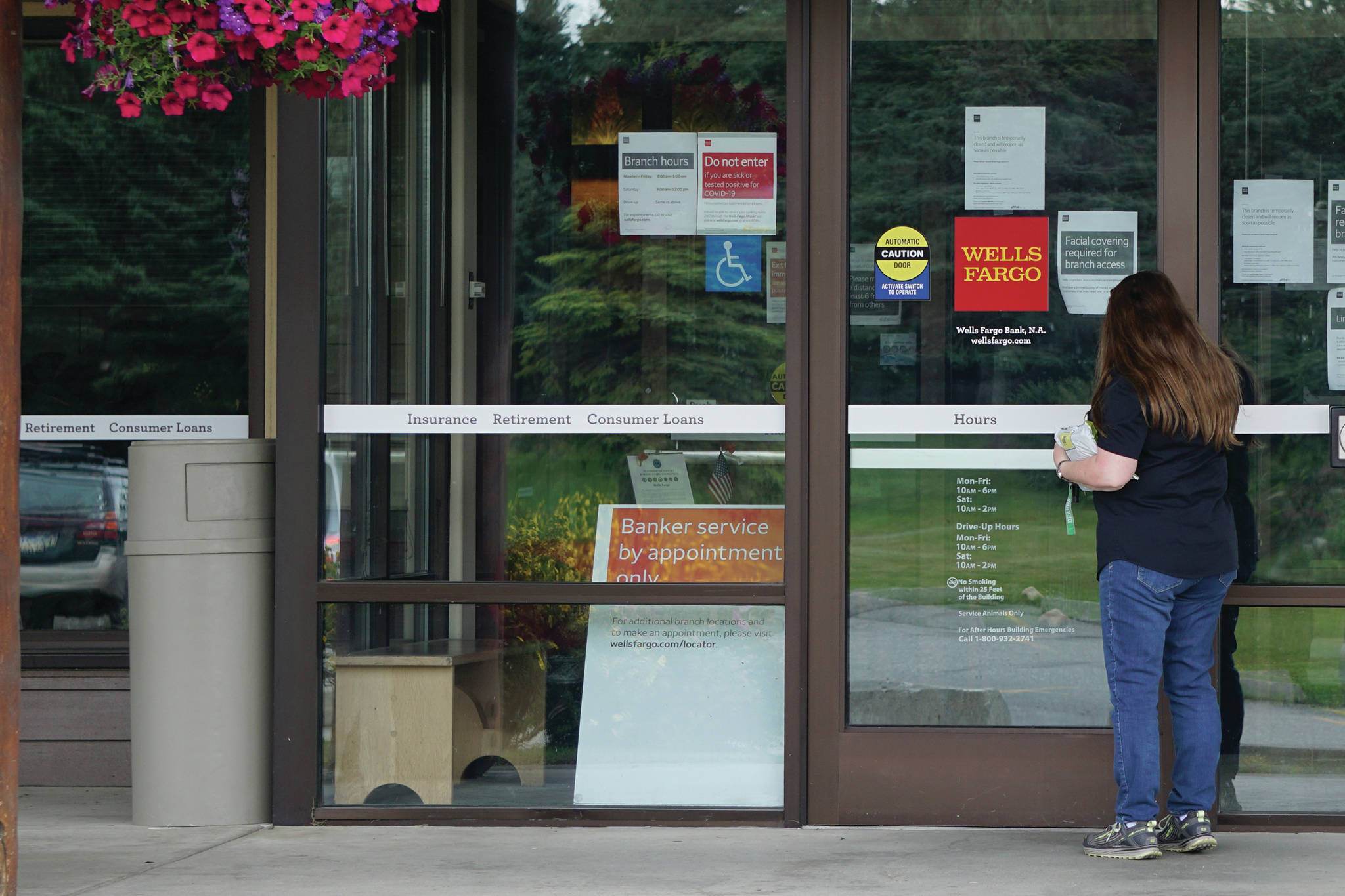 A customer tries to open a closed door on Monday, Aug. 3, 2020, at the Homer branch of Wells Fargo in Homer, Alaska. (Photo by Michael Armstrong/Homer News)