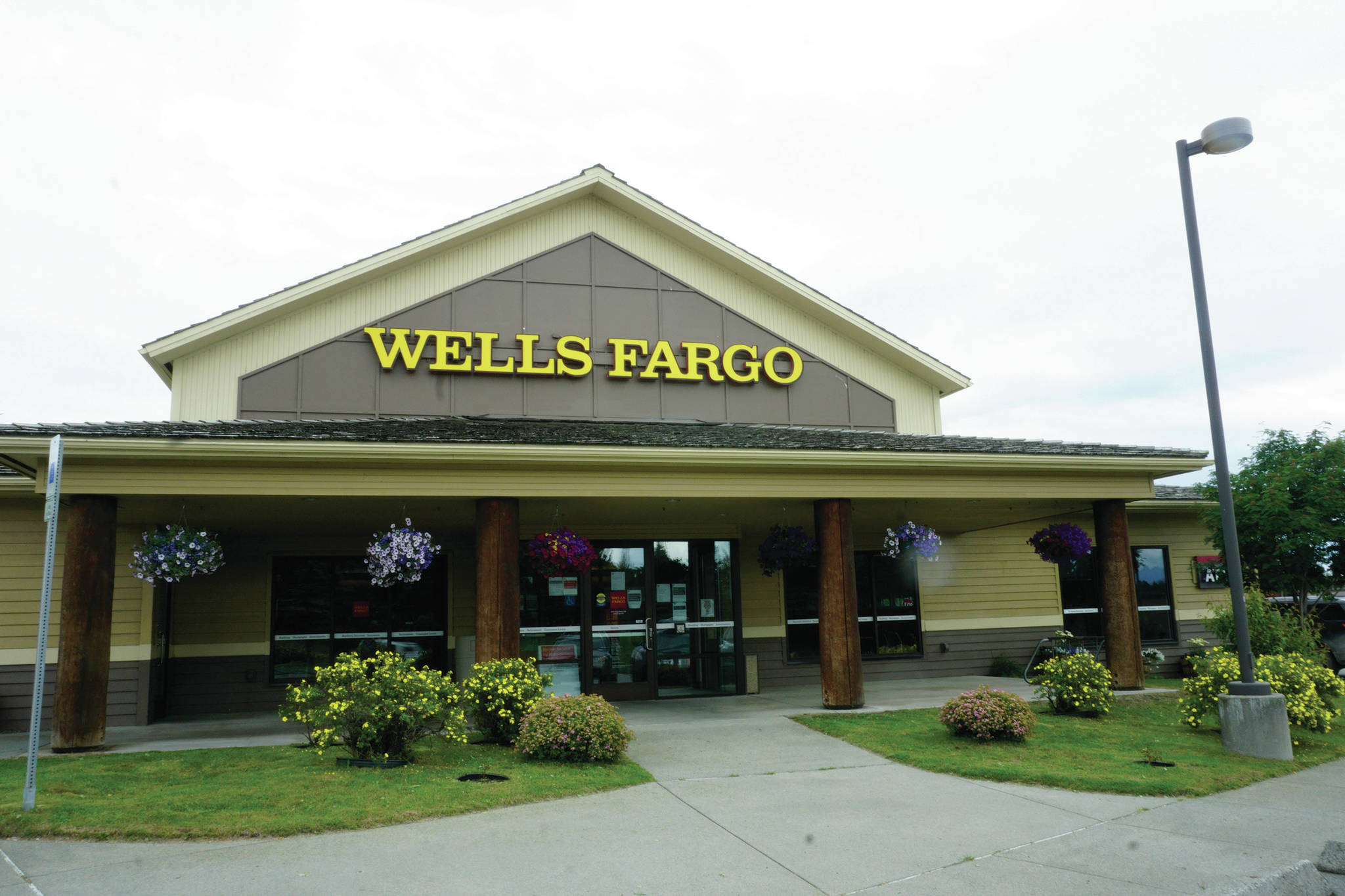 The Homer branch of Wells Fargo is closed on Monday, Aug. 3, 2020, in Homer, Alaska. (Photo by Michael Armstrong/Homer News)