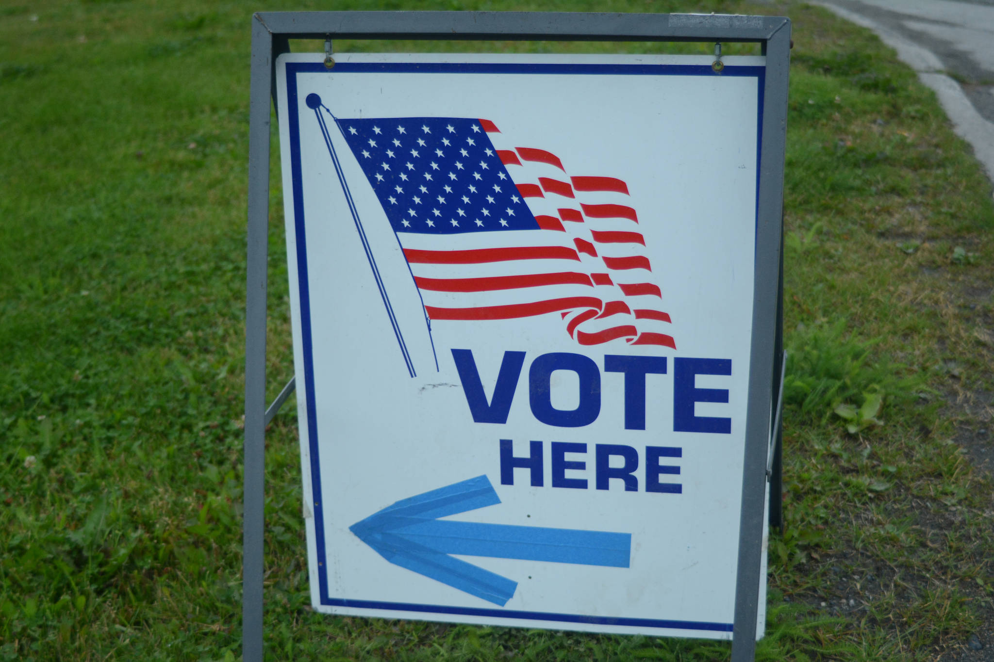 A sign by the Homer Chamber of Commerce and Visitor Center shows where to vote on Aug. 21, 2018, for the Diamond Ridge, Homer, Alaska, precinct. (Photo by Michael Armstrong/Homer News)