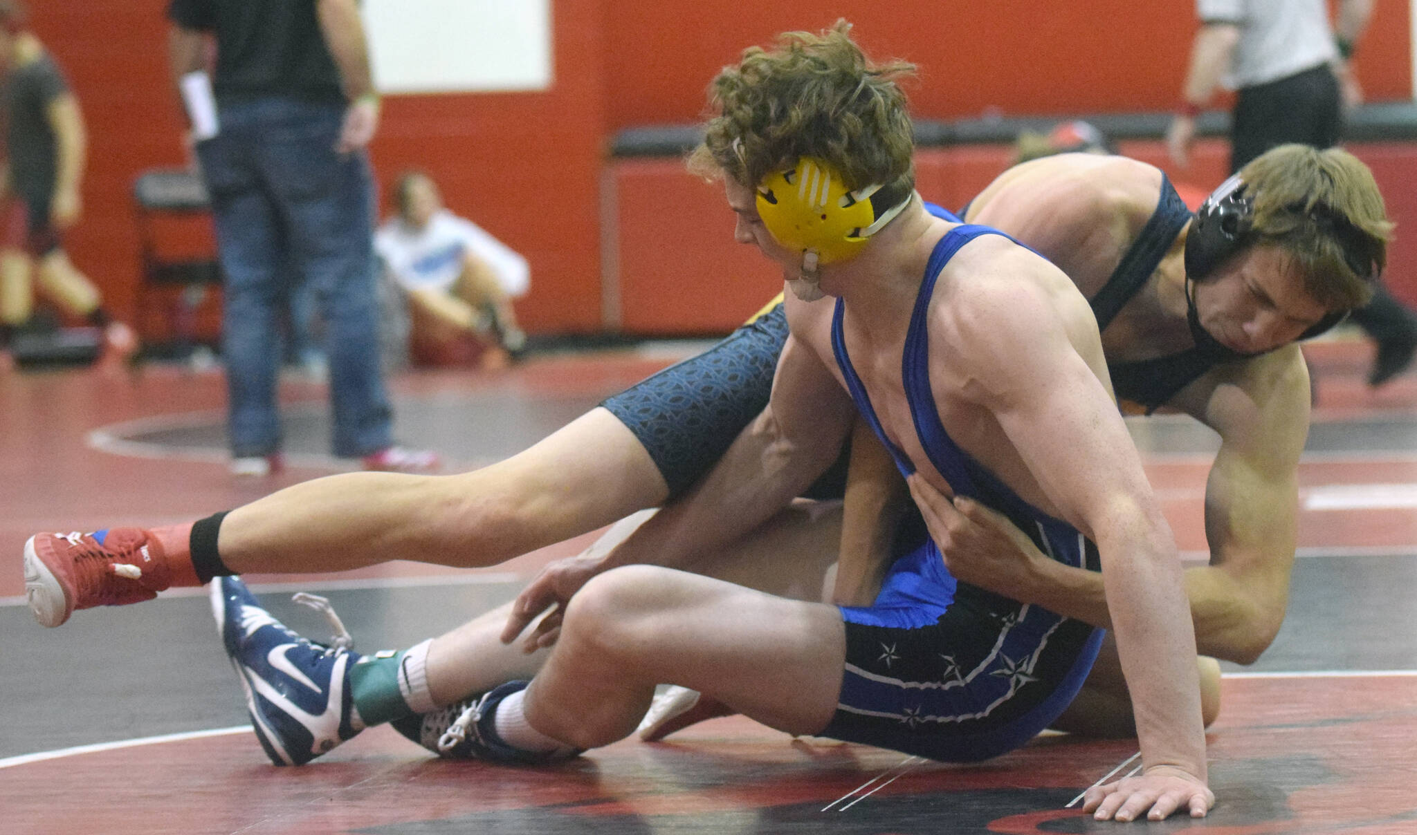 Soldotna’s Hunter Richardson and Homer’s Nestor Kalugin tangle at 189A at the Luke Spruill Memorial Tournament on Saturday, Oct. 23, 2021, at Kenai Central High School in Kenai, Alaska. Richardson won the match 11-1 on the way to first place, while Kalugin was third. (Photo by Jeff Helminiak/Peninsula Clarion)