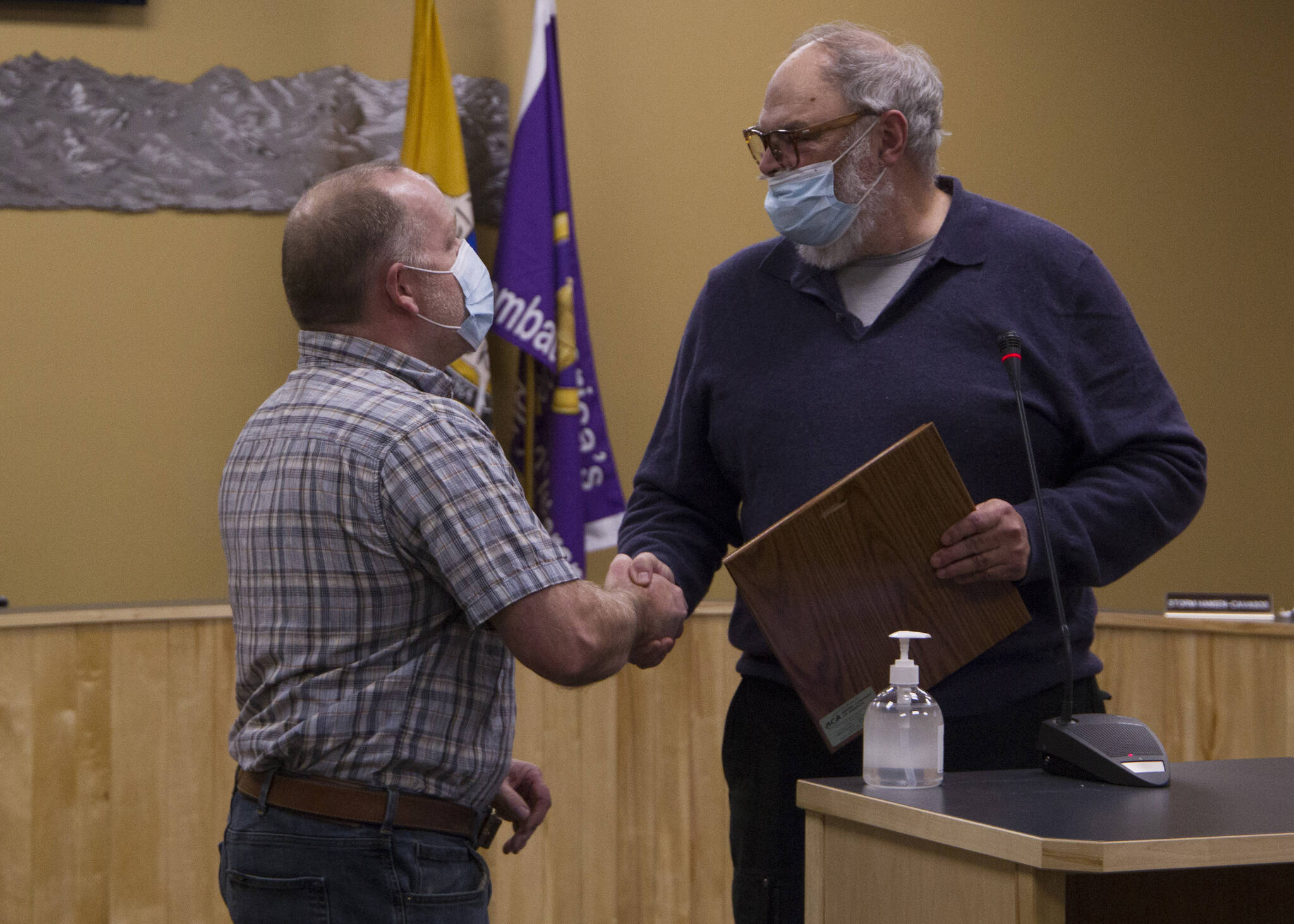 Mayor Ken Castner thanks former council member Heath Smith for his six years of service to the community. (Photo by Sarah Knapp/Homer News)