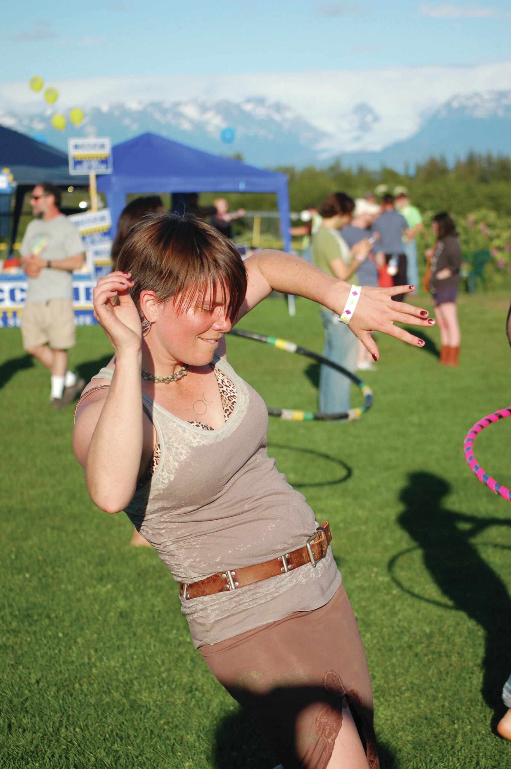 Kammi Matson hoops to music at the KBBI Concert on the Lawn n July 28, 2012, at Karen Hornaday Park in Homer, Alaska. (Photo by Michael Armstrong/Homer News)