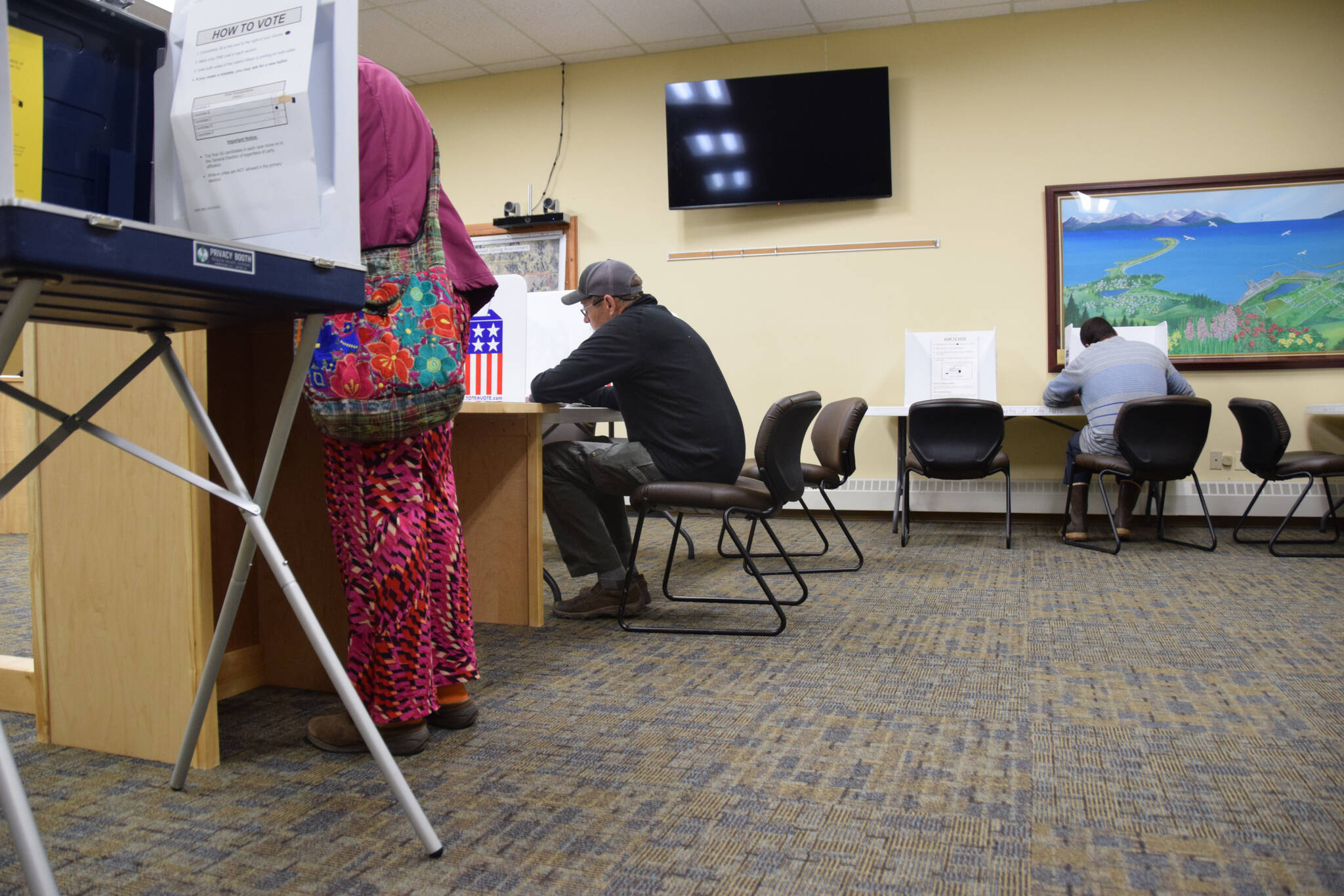 Voters for Kenai Peninsula Borough and City of Homer elections at Cowles Council Chambers on Tuesday, Oct. 4, 2022 in Homer, Alaska. (Photo by Charlie Menke/ Homer News)