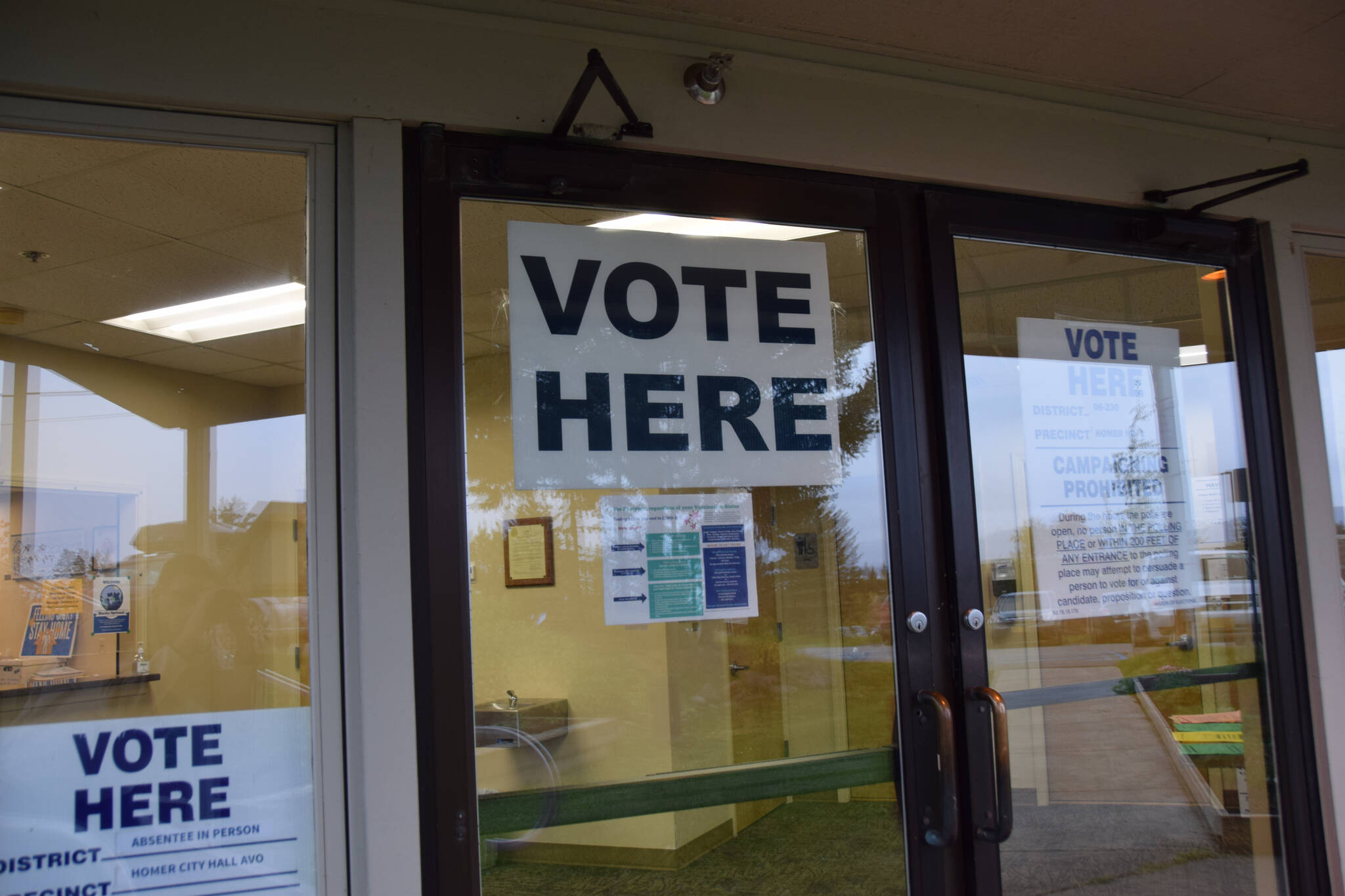 Sign marking the Kenai Peninsula Borough and City of Homer elections at Cowles Council Chambers on Tuesday, Oct. 4, 2022 in Homer, Alaska. (Photo by Charlie Menke/ Homer News)