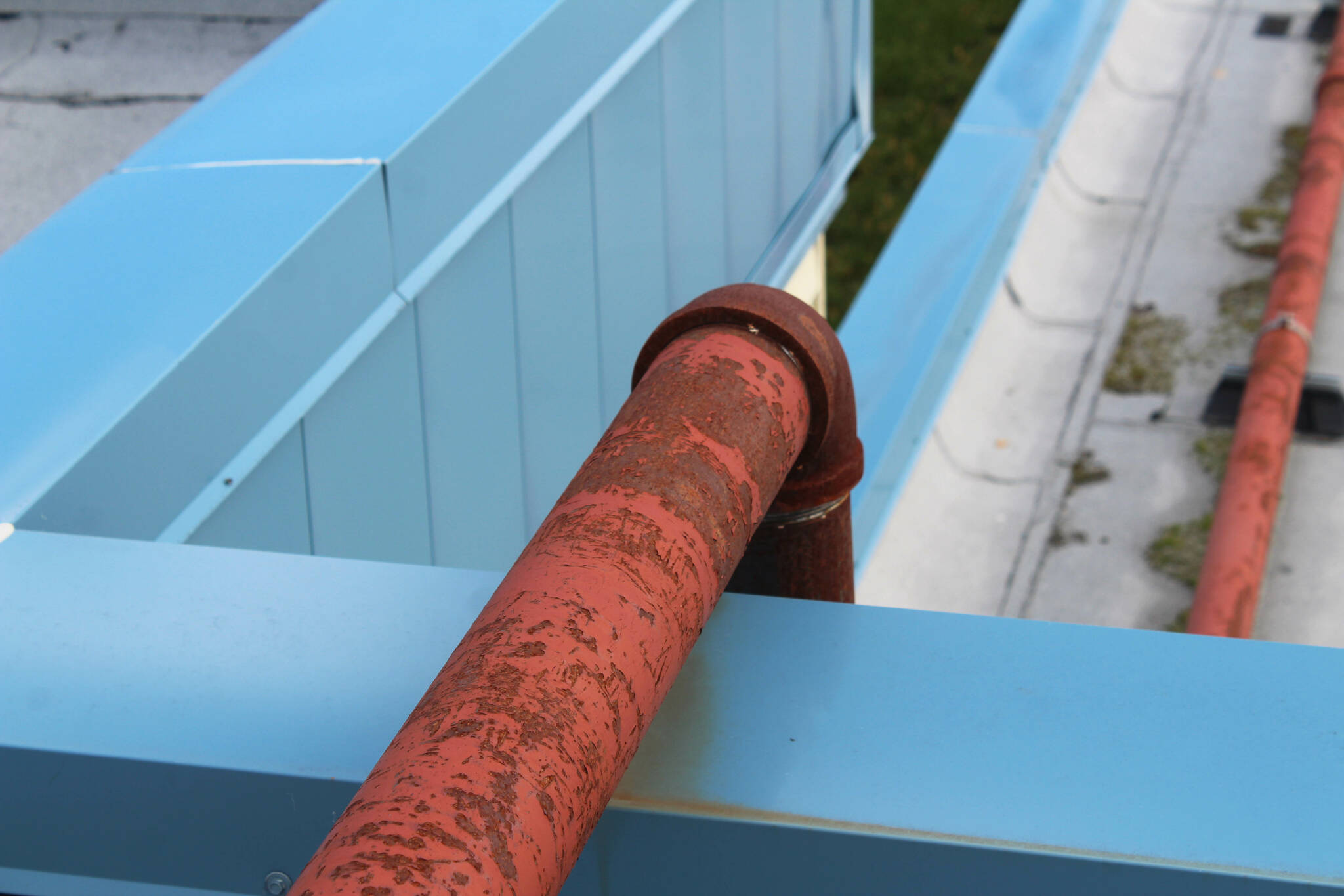 Natural gas pipes, used to for heating, are anchored to the outside of Soldotna Elementary School on Friday, Sept. 30, 2022, in Soldotna, Alaska. (Ashlyn O’Hara/Peninsula Clarion)