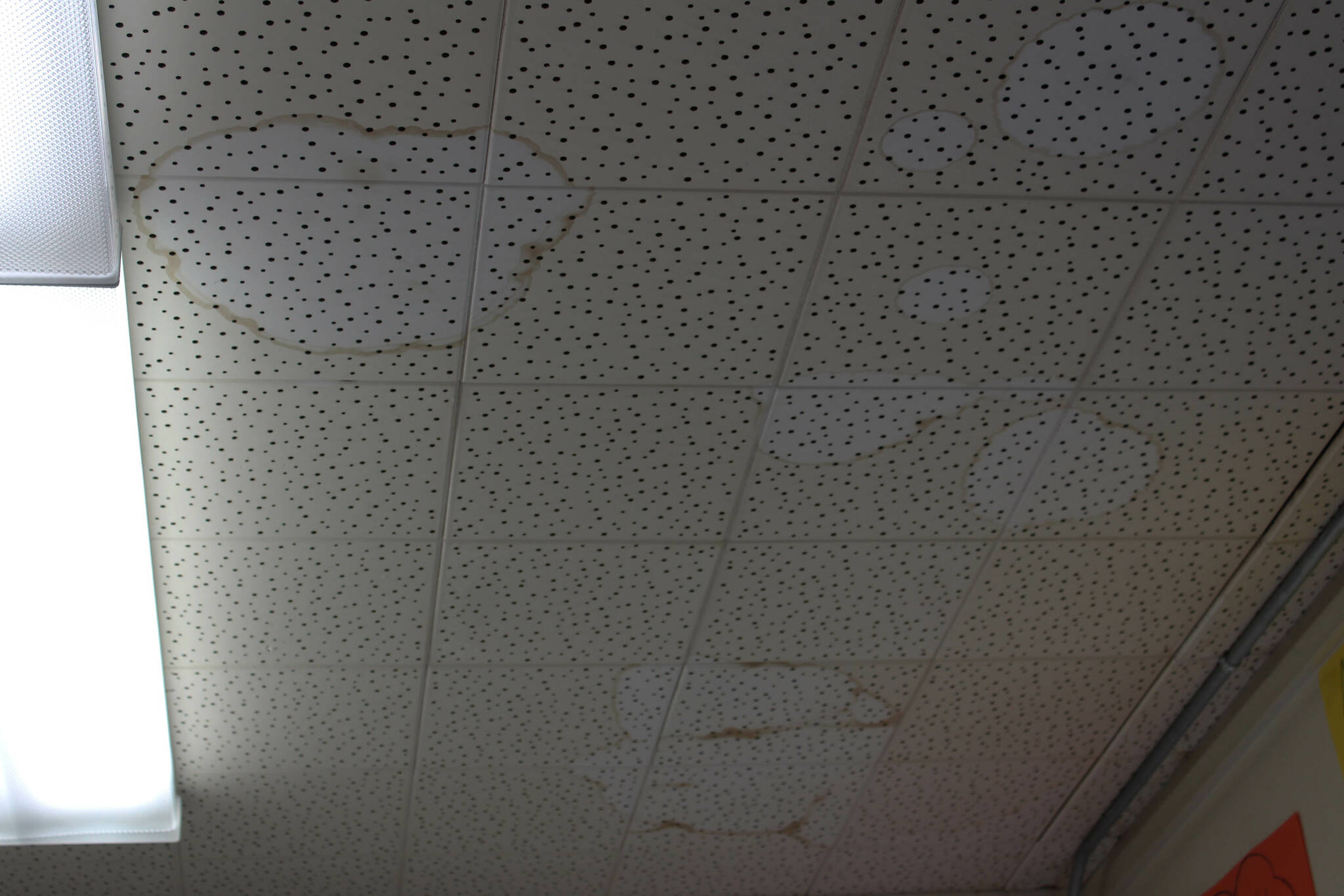 Watermarks stain ceiling panels at Soldotna Elementary School on Friday, Sept. 30, 2022, in Soldotna, Alaska. (Ashlyn O’Hara/Peninsula Clarion)