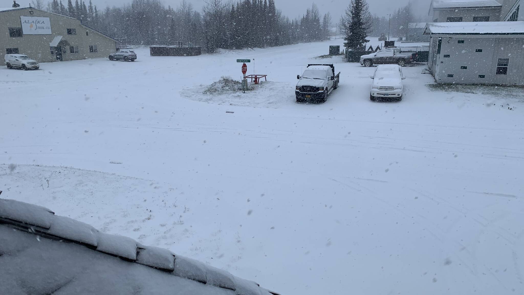 Snow falls around the Peninsula Clarion building on Tuesday, Oct. 25, 2022 in Kenai, Alaska. (Ashlyn O’Hara/Peninsula Clarion)