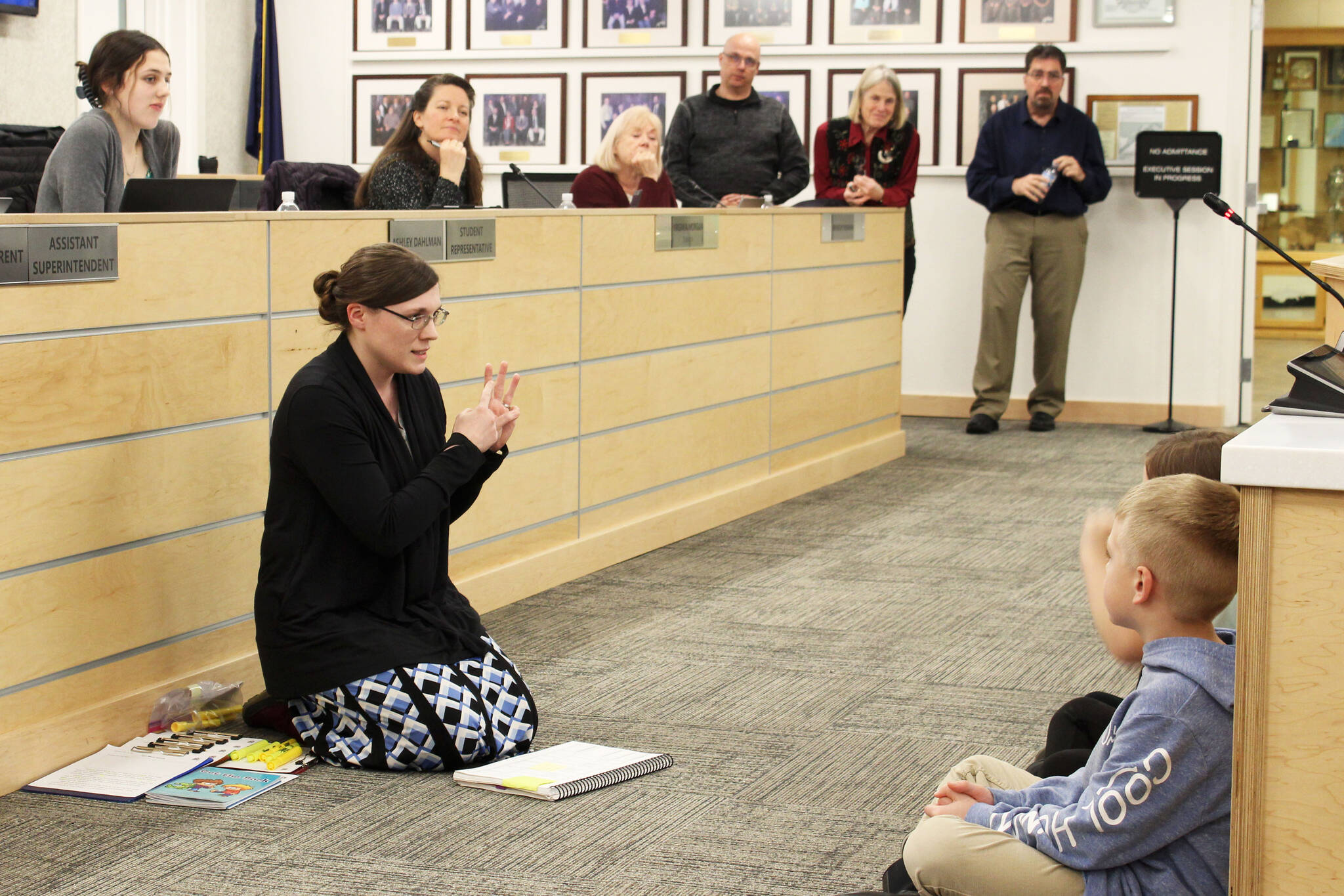 Mountain View Elementary School teacher Kristin Perkins demonstrates with students “phonemic awareness” with practices from Heggerty during a board of education meeting on Monday, Dec. 5, 2022, in Soldotna, Alaska. (Ashlyn O’Hara/Peninsula Clarion)