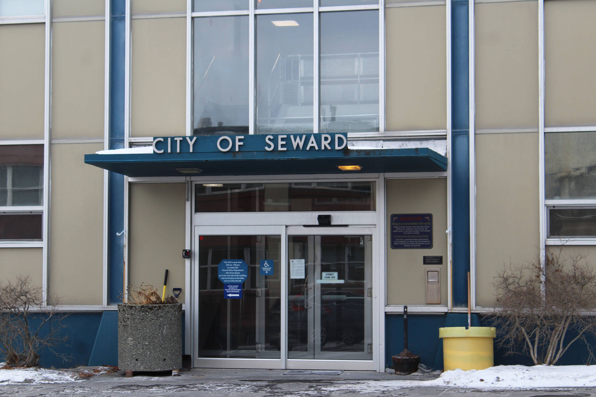Signs direct visitors at Seward City Hall on Sunday, Nov. 28, 2021 in Seward, Alaska. (Ashlyn O’Hara/Peninsula Clarion)