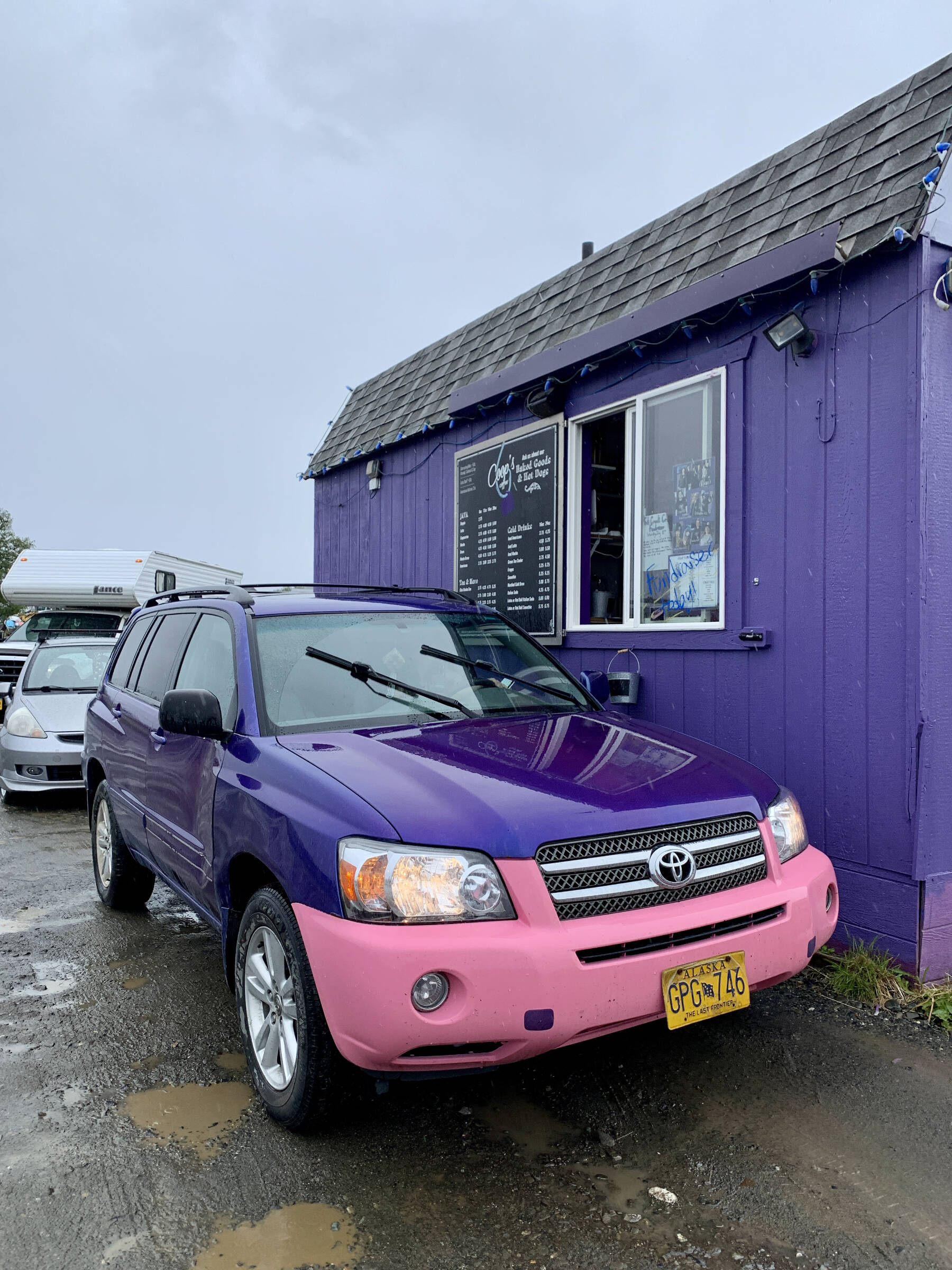 Customers drive through Coops Coffee on Saturday July, 15, 2023 in Homer, Alaska. $6,464 was raised by owner Kelly Cooper, who donated all proceeds from Saturday’s sales to the Fritz Creek General Store employees who lost their job due to the recent fire. Photo by Christina Whiting