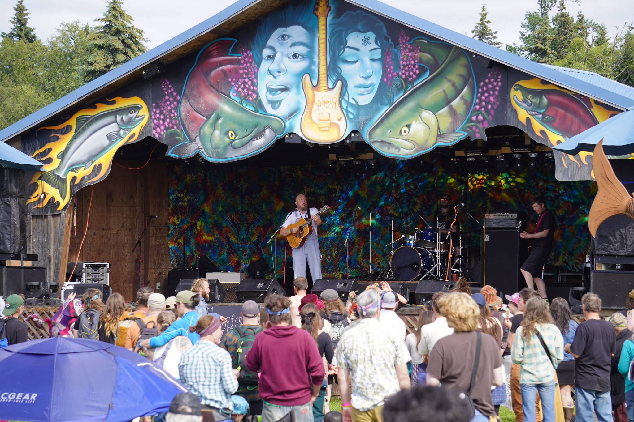 A crowd gathers for a performance by Discopians on the Ocean Stage at Salmonfest in Ninilchik, Alaska, on Friday, Aug. 4, 2023. (Jake Dye/Peninsula Clarion)