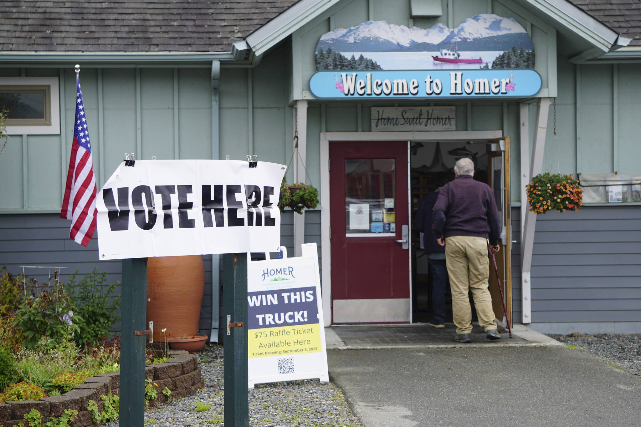 A line of voters runs out the door of the Diamond Ridge Voting Precinct at the Homer Chamber of Commerce and Visitor Center on Election Day, Tuesday, Aug. 16, 2022, in Homer, Alaska. Chamber Executive Director Brad Anderson said he had never seen the amount of people coming through the polling place. (Photo by Michael Armstrong/Homer News)