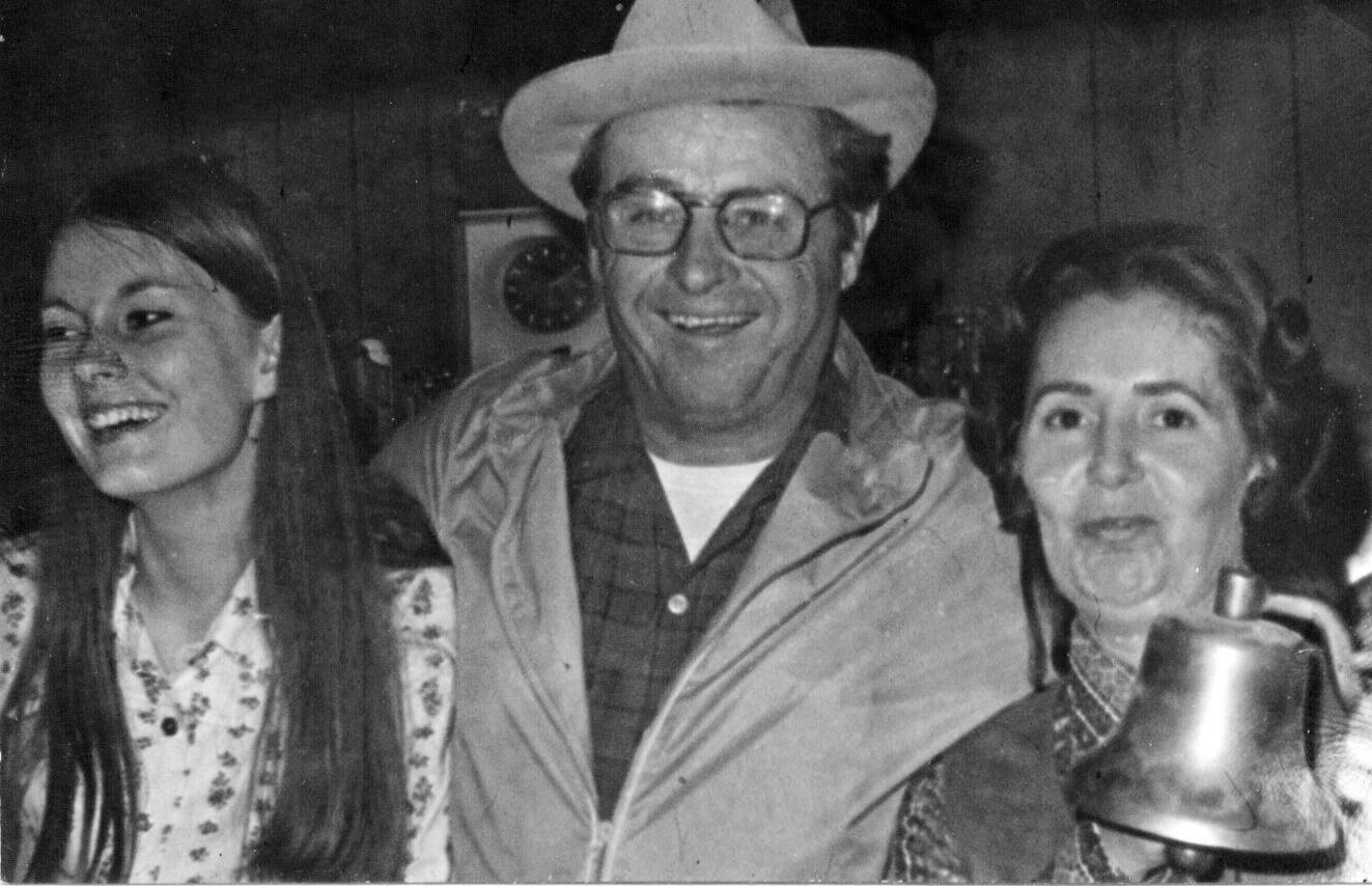 Larry Lancashire (center) smiles and poses with two unidentified women in Larry’s Club, the restaurant/bar owned by Larry and Rusty Lancashire, starting in late 1964. (Cheechako News photo courtesy of the KPC historic photo repository)