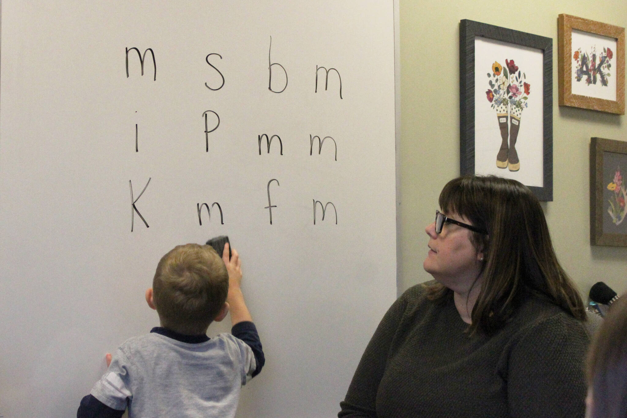 Students practice finding the letter “M” during a group activity led by Mountain View Elementary School Interventionist Katie Schneider on Thursday, Oct. 19, 2023, in Kenai, Alaska. (Ashlyn O’Hara/Peninsula Clarion)