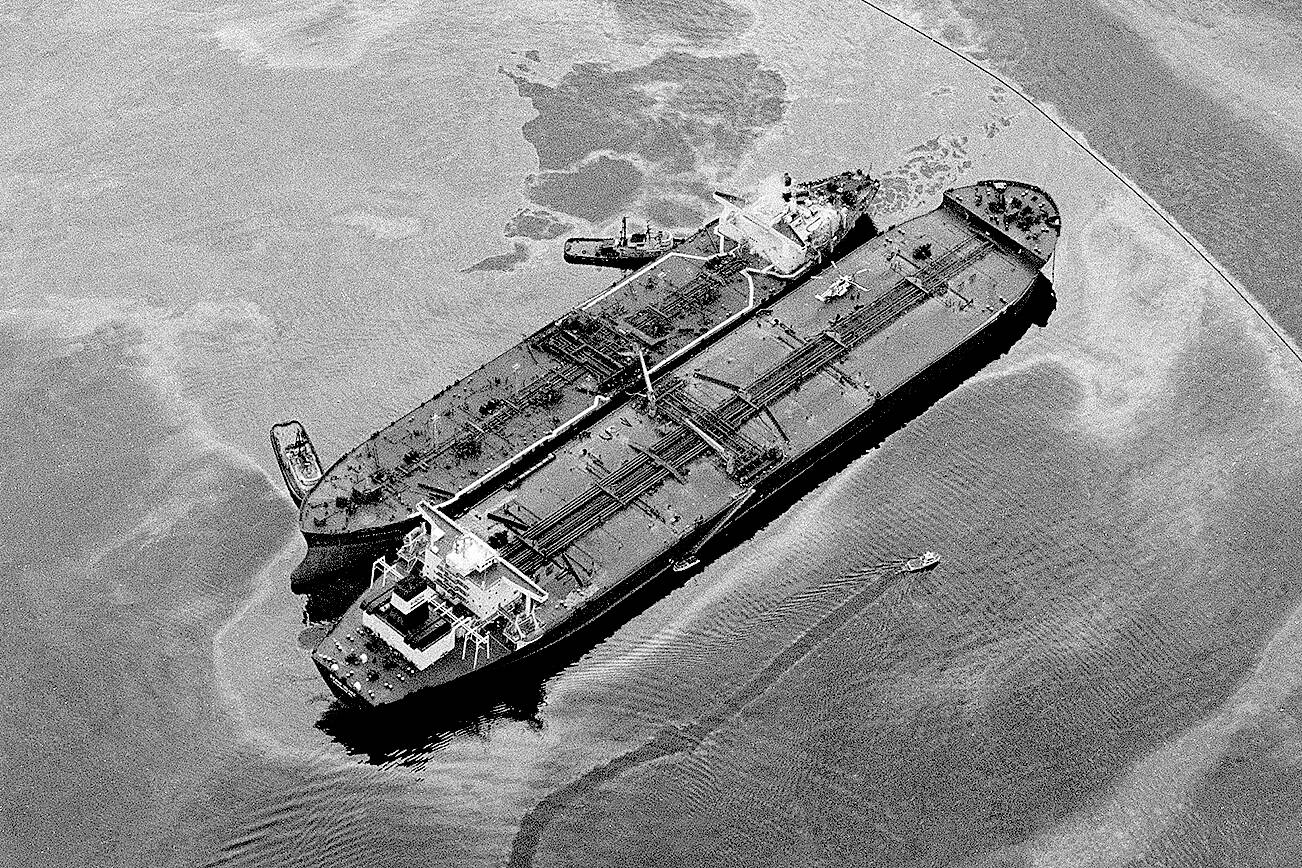 The Exxon Baton Rouge, smaller ship, attempts to off-load crude from the Exxon Valdez that ran aground in Prince William Sound, Valdez, Alaska, spilling over 270,000 barrels of crude oil, shown March 26, 1989. File photo. (AP Photo/Rob Stapleton)