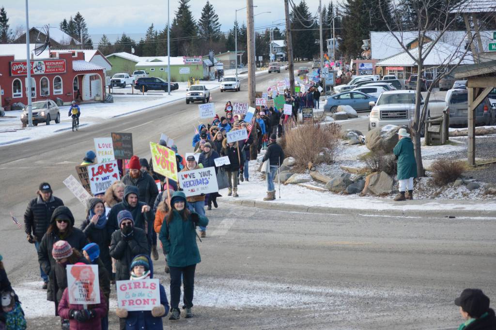 A line of protesters curves along Pioneer Avenue in the Homer March for Women on Saturday. About 700 people walked in the march along Pioneer Avenue on Jan. 20, 2018, in Homer, Alaska. The group of marchers extended from Main Street to Kachemak Way. (Photo by Michael Armstrong/Homer News)
