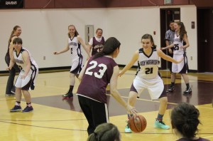 Nikolaevsk Warrior Serafima Kalugin, 21, guards her mom, Angi Kalugin, 23, during the alumni game at the Warrior Dome on Friday. Enjoying the mother-daughter standoff are, from left, Kilina Klaich, Ducia Lasiter, official Chris Etzwiler and Megan Hickman.-Photo by McKibben Jackinsky, Homer News