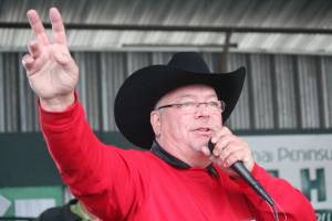 Auctioneer Andy Kriner keeps track of bidders during the 4-H JML auction Saturday, Aug. 18, 2018 at the Kenai Peninsula Fair in Ninilchik, Alaska. (Photo by Megan Pacer/Homer News)