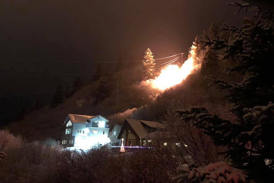 A powerline above Island View Court arcs at about 9 a.m. Dec. 29, 2018, in Homer, Alaska. The downed line caused a power outage in the area near Mountainview Drive. (Photo by Don Reed)
