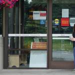 A customer tries to open a closed door on Monday, Aug. 3, 2020, at the Homer branch of Wells Fargo in Homer, Alaska. (Photo by Michael Armstrong/Homer News)