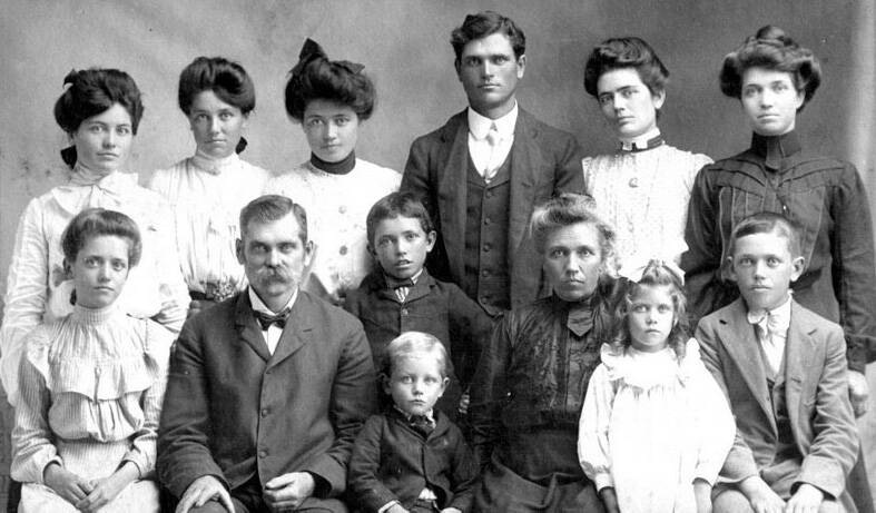 Photo courtesy of the David Family Collection
Arthur Davidsons familyIn about 1904, the full family of Arthur and Ellen Davidson (front row) posed for this family portrait. Miriam Davidson, the third born, is in the dark blouse on the right end of the back row; she is standing next to her older siblings, Cora and William.