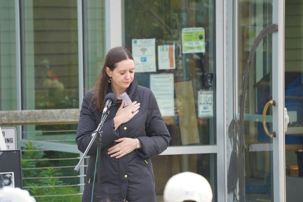 Heather Huelsman, a cousin of Anesha Duffy Murnane, speaks a memorial for Murnane and the dedication of the Loved & Lost Memorial Bench on Sunday, June 12, 2022, at the Homer Public Library in Homer, Alaska. (Photo by Michael Armstrong/Homer News)