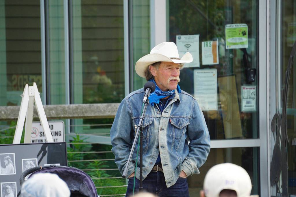 Mark Marette, a friend of Anesha Duffy Murnane, speaks at a memorial for Murnane and the dedication of the Loved & Lost Memorial Bench on Sunday, June 12, 2022, at the Homer Public Library in Homer, Alaska. (Photo by Michael Armstrong/Homer News)
