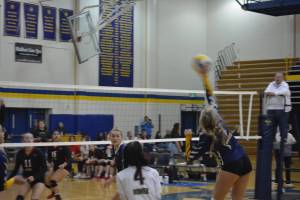 Senior Isabel Dye strikes on Saturday, Aug. 20, 2022, at Homer High School in Homer, Alaska. (Photo by Charlie Menke/ Homer News)