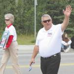Ashlyn OHara/Peninsula Clarion
2022 gubernatorial candidate Charlie Pierce walks in the 65th annual Soldotna Progress Days Parade on July 23 in Soldotna.