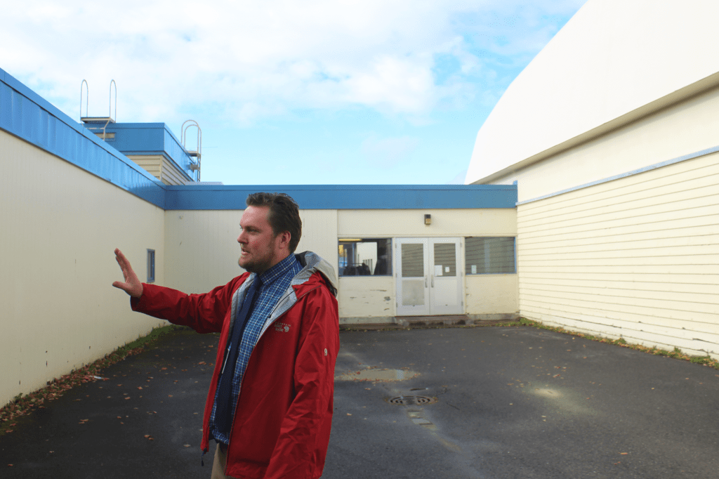Paint chips on the exterior of school buildings at Soldotna Elementary School on Friday, Sept. 30, 2022, in Soldotna, Alaska. (Ashlyn OHara/Peninsula Clarion)