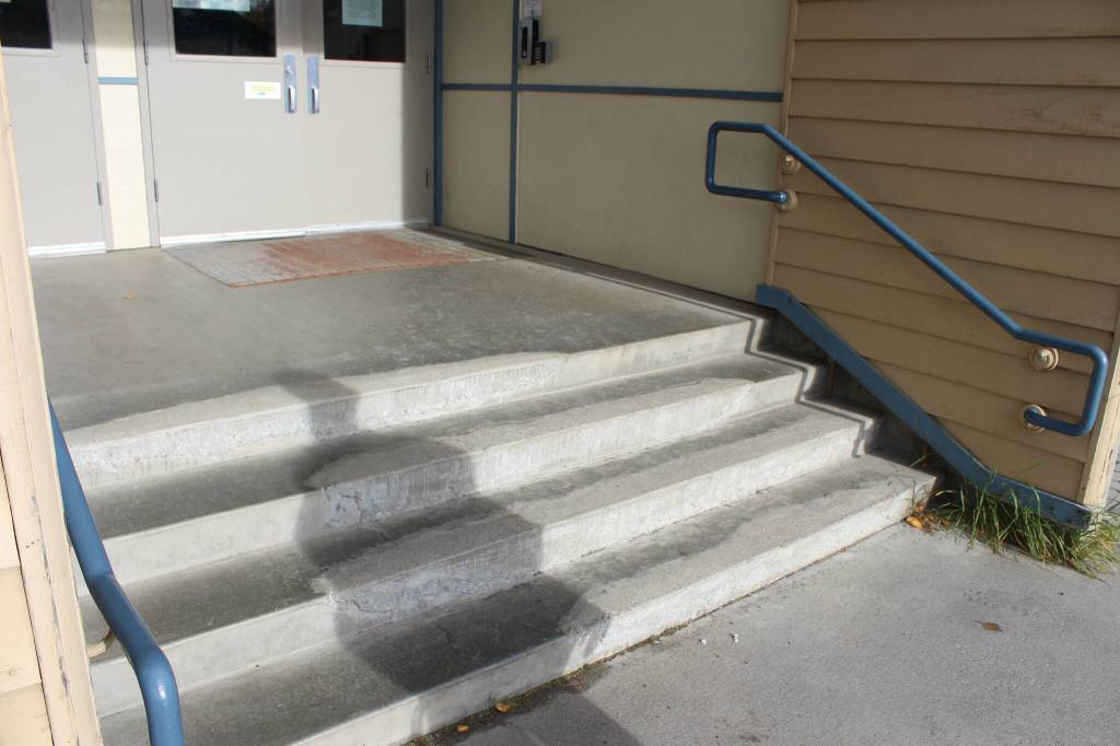 Concrete steps effected by spalling lead to the front entrance of Soldotna Elementary School on Friday, Sept. 30, 2022. (Ashlyn OHara/Peninsula Clarion)