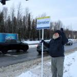 Larry Opperman waves a sign in support of Alaska House candidate Justin Ruffridge at the intersection of the Kenai Spur and Sterling highways on Tuesday, Nov. 8, 2022 in Soldotna, Alaska. (Ashlyn O'Hara/Peninsula Clarion)