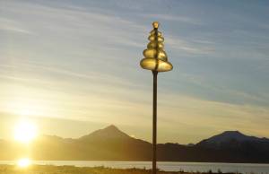 Ninilchik artist Argent Kvasnikoff's sculpture,“Tuyanitun: Tuggeht,” catches the morning sun on Friday, Nov. 18, 2022, at Tuggeht — the Dena'ina anme for Bishop's Beach — in Homer, Alaska. (Photo by Michael Armstrong/Homer News)