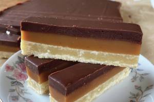 This homemade bar of shortbread, caramel and chocolate mimics a brandname candy bar for a luxurious at-home treat. (Photo by Tressa Dale/Peninsula Clarion)