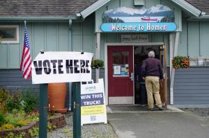 A line of voters runs out the door of the Diamond Ridge Voting Precinct at the Homer Chamber of Commerce and Visitor Center on Election Day, Tuesday, Aug. 16, 2022, in Homer, Alaska. Chamber Executive Director Brad Anderson said he had never seen the amount of people coming through the polling place. (Photo by Michael Armstrong/Homer News)