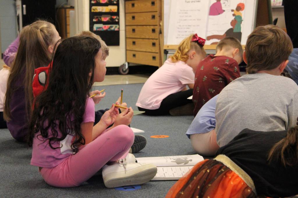 Callie Giordanos first grade Mountain View Elementary School students practice literacy skills on Thursday, Oct. 19, 2023, in Kenai, Alaska. (Ashlyn OHara/Peninsula Clarion)
