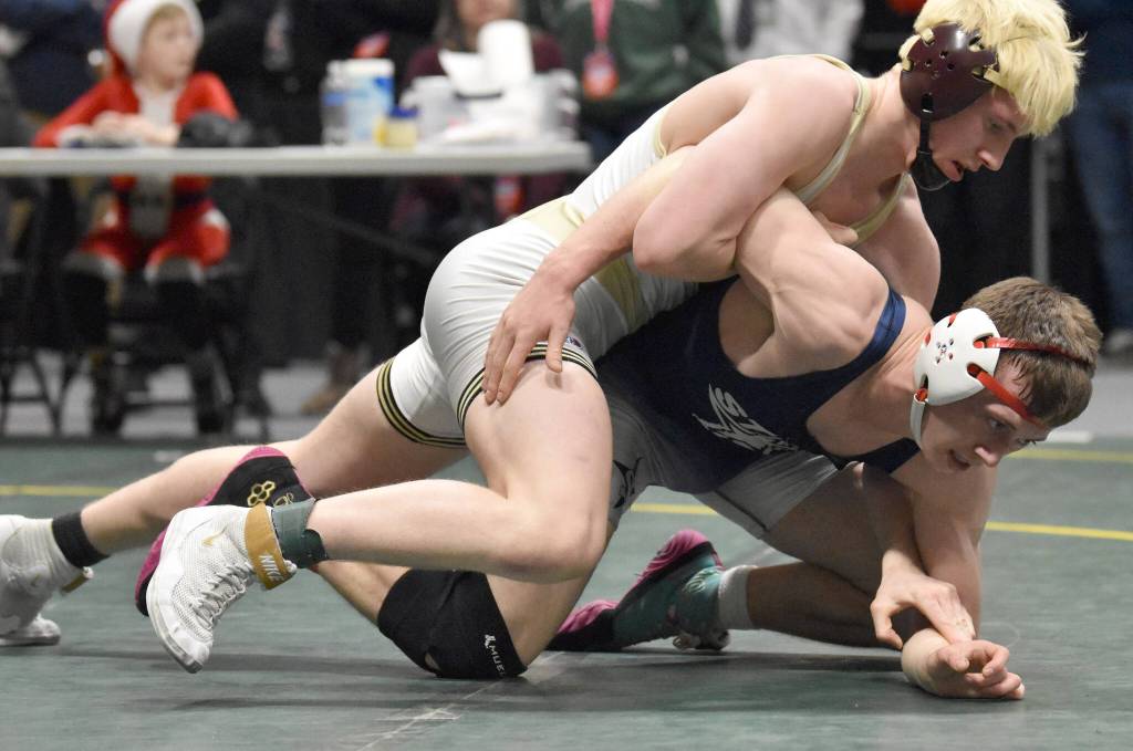 Souths Roth Powers controls Soldotnas Collin Peck on the way to a pin in the Division I championships match at 171 pounds Saturday, Dec. 16, 2023, at the state wrestling tournament at the Alaska Airlines Center in Anchorage, Alaska. (Photo by Jeff Helminiak/Peninsula Clarion)