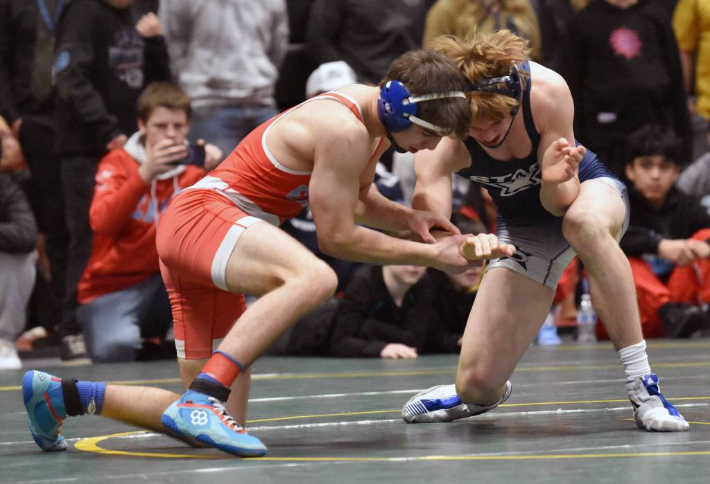 Easts Kenton Cooke wrestles to a 7-5 decision over Soldotnas MIchael Dickinson in the Division I title match at 140 pounds Saturday, Dec. 16, 2023, at the state wrestling tournament at the Alaska Airlines Center in Anchorage, Alaska. (Photo by Jeff Helminiak/Peninsula Clarion)