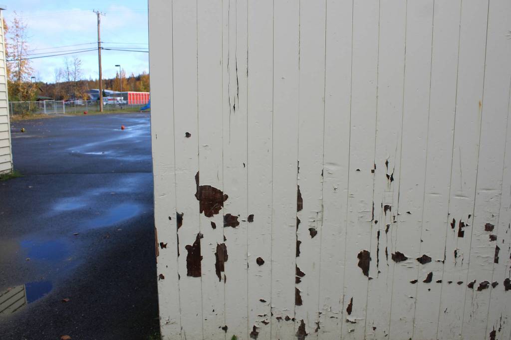 Paint chips on the exterior of school buildings at Soldotna Elementary School on Friday, Sept. 30, 2022 in Soldotna, Alaska. (Ashlyn OHara/Peninsula Clarion)