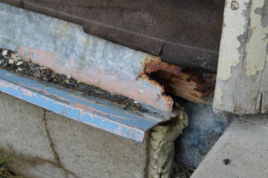 Exterior insulation corrodes at Soldotna Elementary School on Friday, Sept. 30, 2022 in Soldotna, Alaska. (Ashlyn OHara/Peninsula Clarion)