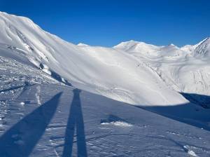 View of the crown on March 23, 2025, the day following the fatal avalanche in Turnagain Pass, Alaska. Some snow had blow into the crown overnight, which had accumulated around a foot deep at the crown by the time this photo was taken. (Photo by Chugach National Forest Avalanche Center)