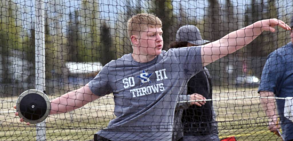 Soldotnas Theo Huff competes in the discus Saturday, May 17, 2025, at the Kenai Peninsula Borough meet at Ed Hollier Field at Kenai Central High School in Kenai, Alaska. (Photo by Jeff Helminiak/Peninsula Clarion)