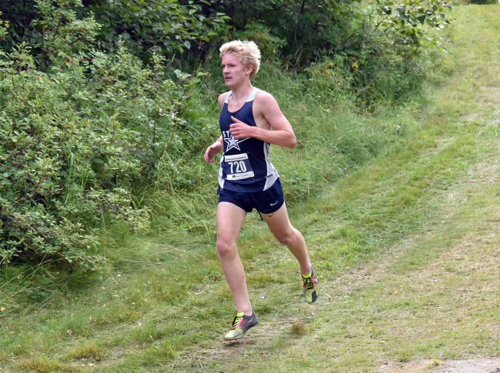 Soldotnas Ollie Dahl runs down a hill at the Ted McKenney XC Invitational on Saturday, Aug. 23, 2025, at Tsalteshi Trails just outside of Soldotna, Alaska. (Photo by Jeff Helminiak/Peninsula Clarion)